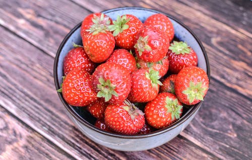 草莓在碗上的特写照片 · 免费素材图片