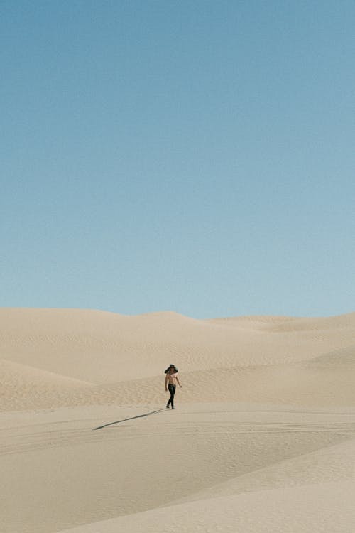 在沙漠上行走的人的照片 · 免费素材图片