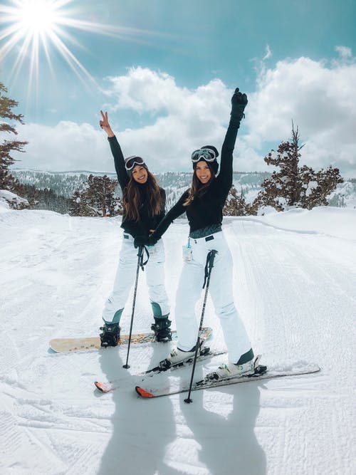两名女子滑雪的照片 · 免费素材图片