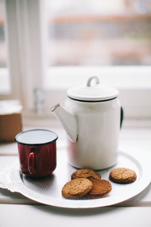 白茶壶，红杯子和饼干 · 免费素材图片