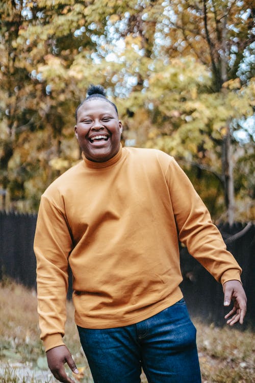 在秋天的院子里笑的快乐黑人青年 · 免费素材图片