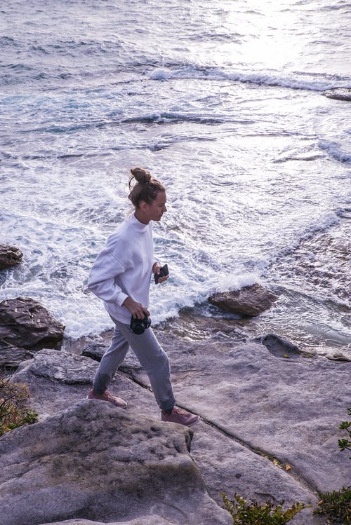 走在海洋附近的女人的照片 · 免费素材图片