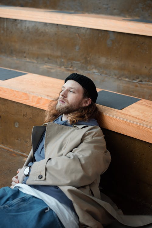 有关（顶部有小羊毛球的）羊毛帽子, 倚, 哀思的免费素材图片