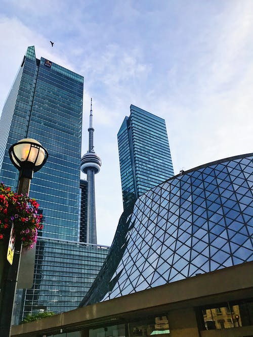 在白天镜像窗户的高层建筑 · 免费素材图片