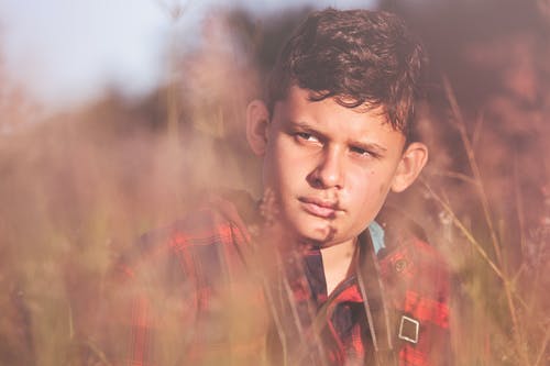 红顶选择性聚焦摄影的男孩 · 免费素材图片