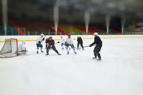 人们在冰原上打冰球 · 免费素材图片