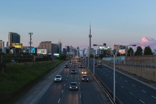 柏油路上的汽车 · 免费素材图片