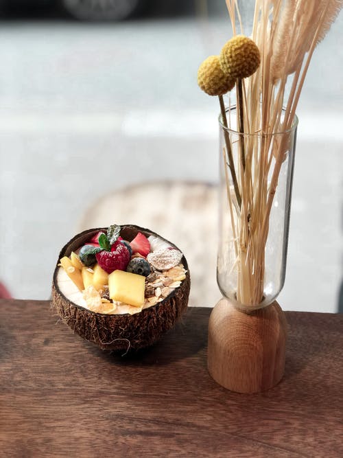 棕色木碗切成薄片的水果 · 免费素材图片