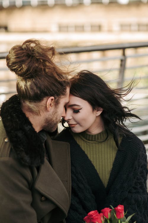 男人亲吻女人的脸颊 · 免费素材图片