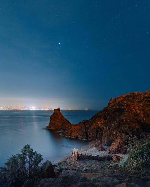 岩石的海洋海岸，对星空 · 免费素材图片