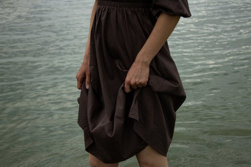 女人站在河的涟漪水中 · 免费素材图片