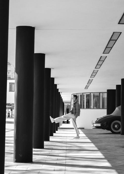 有关双手插在口袋里, 夾克, 女人的免费素材图片