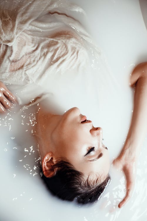 女人放松在浴缸的牛奶浴 · 免费素材图片