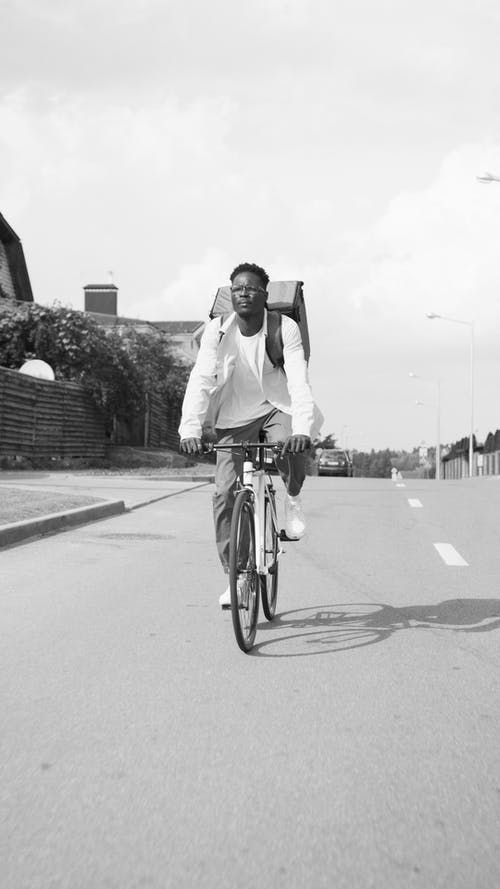 有关垂直拍摄, 白色长袖, 自行车的免费素材图片