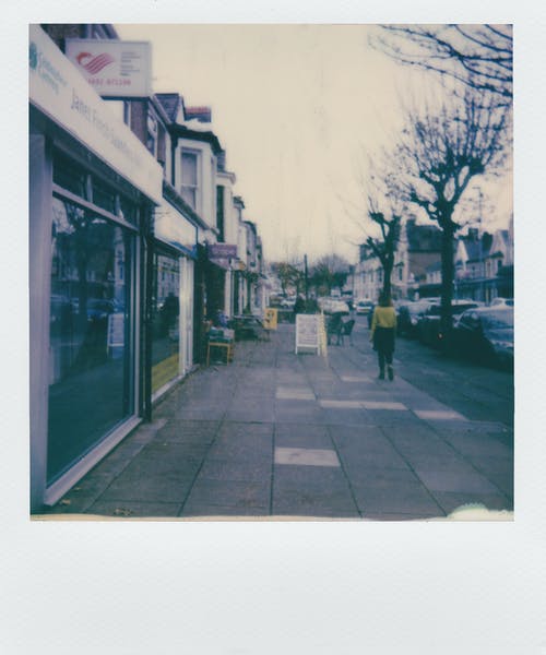 人行道上行走的人 · 免费素材图片