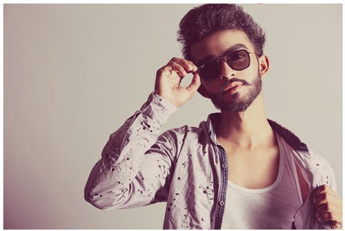 戴着黑色太阳镜的男人 · 免费素材图片