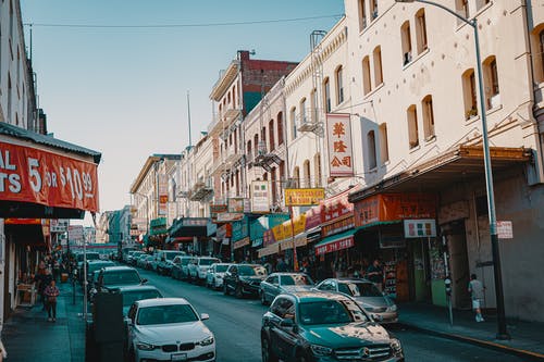 建筑物附近道路上的汽车 · 免费素材图片