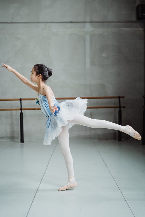 优雅的芭蕾舞演员在芭蕾舞工作室练习蔓藤花纹平衡练习 · 免费素材图片