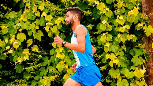 跑在植物旁边的人的照片 · 免费素材图片