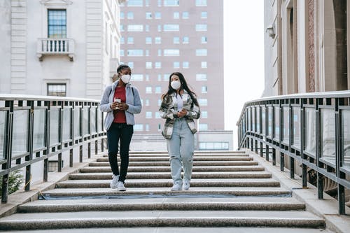 红色长袖衬衫和黑色的裤子，站在白色的混凝土楼梯上的女人 · 免费素材图片