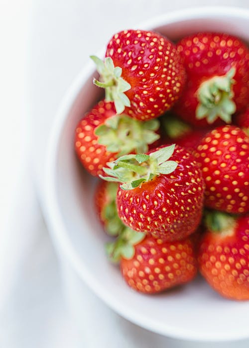 成熟的草莓在桌上的白板 · 免费素材图片