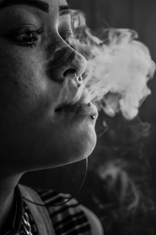 人吹烟 · 免费素材图片