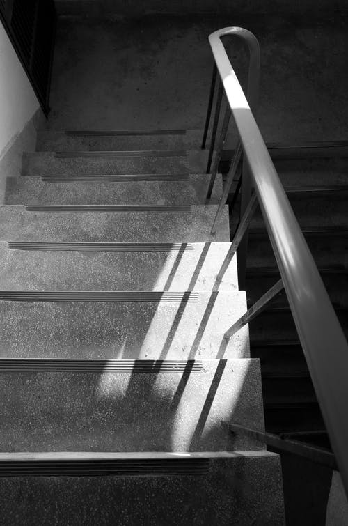 楼梯灰度摄影 · 免费素材图片