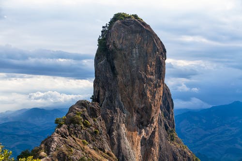 多云的天空下的山 · 免费素材图片