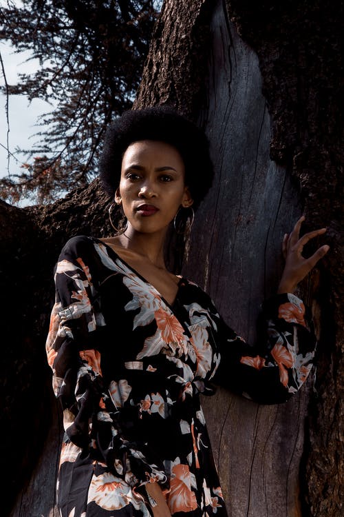 倚在树上的女人的照片 · 免费素材图片