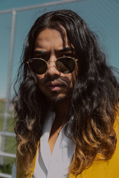 太阳镜摆在男人的肖像照片 · 免费素材图片