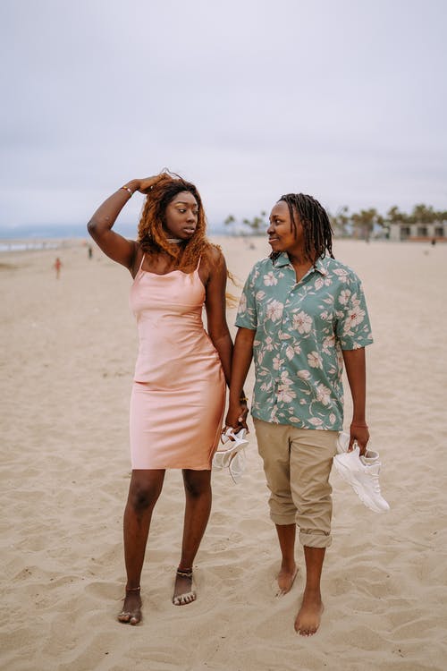 2名站在海滩上的女人 · 免费素材图片