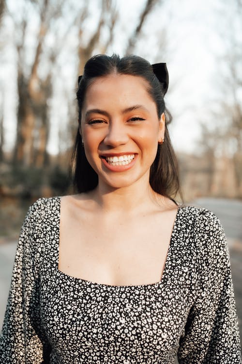 有关咖啡色頭髮的女人, 垂直拍摄, 微笑的免费素材图片