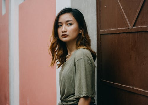 穿灰色衬衫的女人的照片 · 免费素材图片