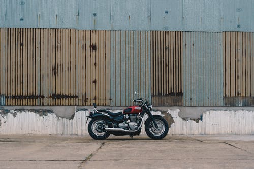 停放的红色和黑色摩托车 · 免费素材图片