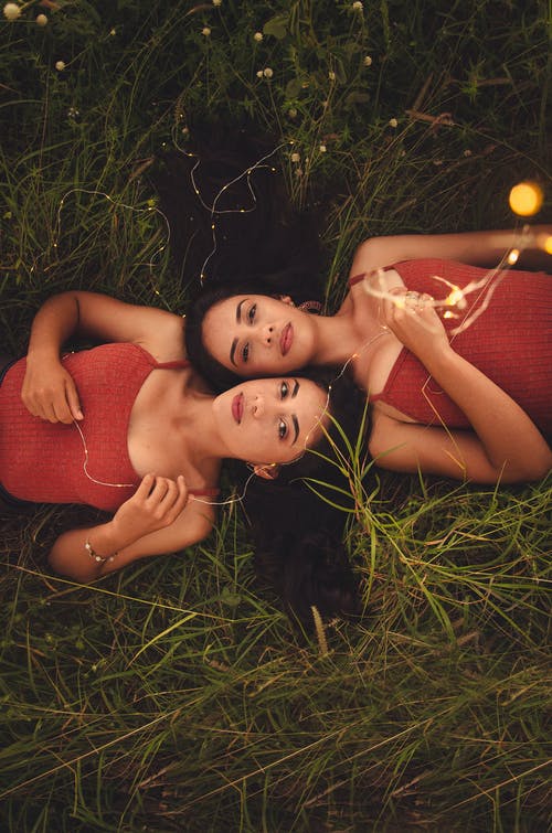 躺在草地上的两个女人 · 免费素材图片