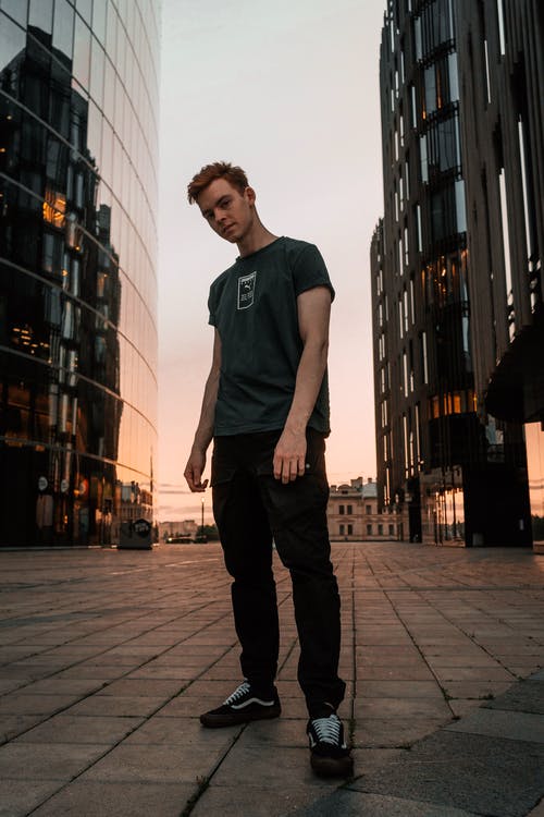 男士绿色圆领t恤和黑色裤子 · 免费素材图片