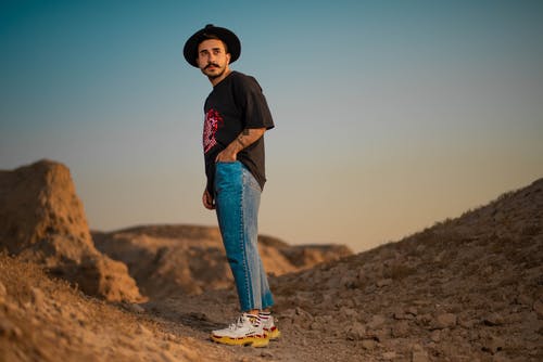 有关t恤, 人, 双手插在口袋里的免费素材图片