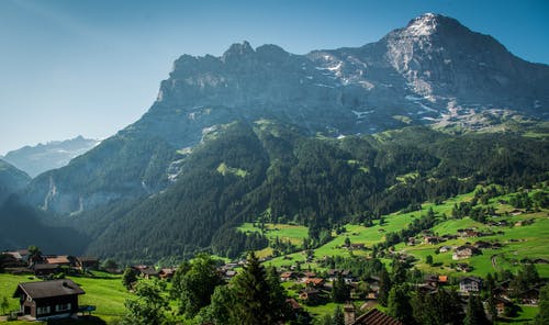 绿地和山脉的风景照片 · 免费素材图片