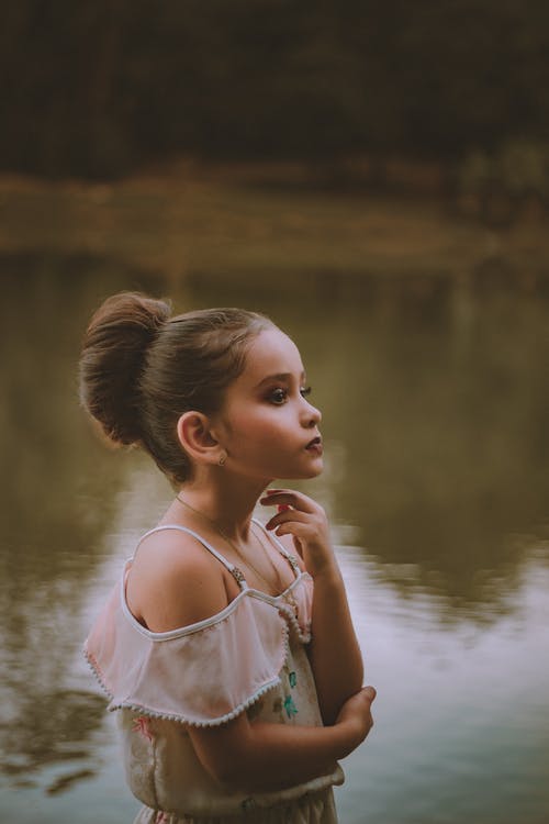 女孩穿露肩上衣 · 免费素材图片