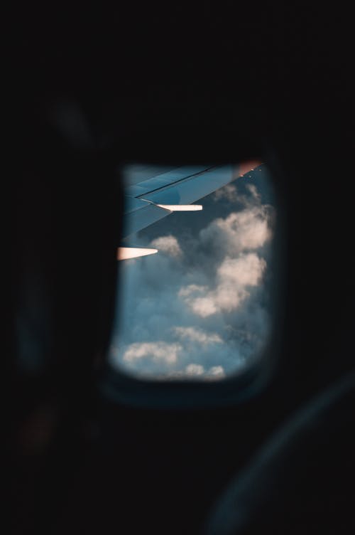 飞机机翼和多云的天空 · 免费素材图片