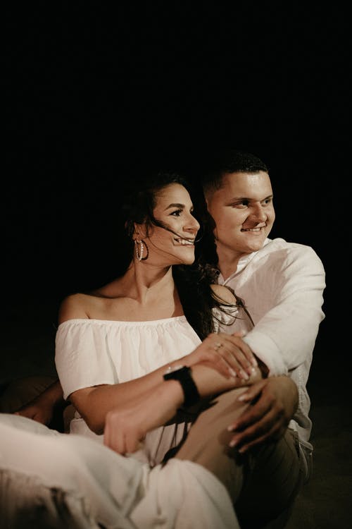 有关一對, 坐, 垂直拍摄的免费素材图片