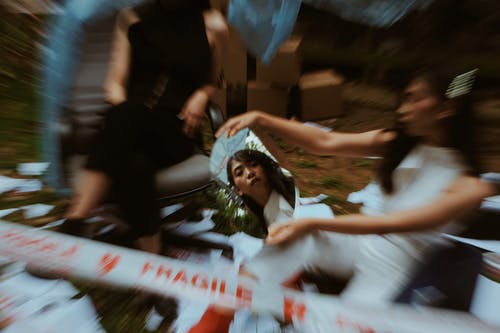 两个女人坐在白色和红色的脆弱线后面 · 免费素材图片