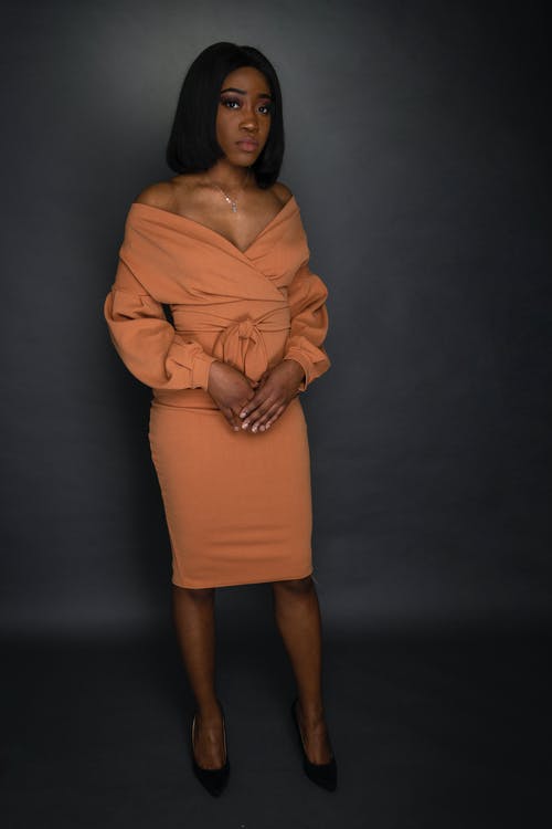 布朗掉肩礼服站在焦点摄影上的女人 · 免费素材图片