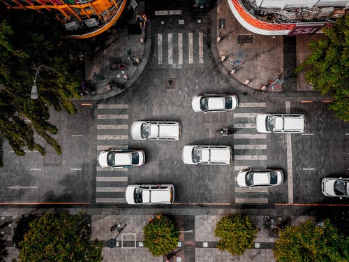 道路上的汽车的顶视图照片 · 免费素材图片