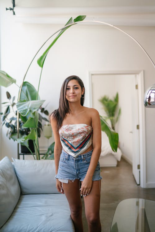 女人站在沙发旁边 · 免费素材图片