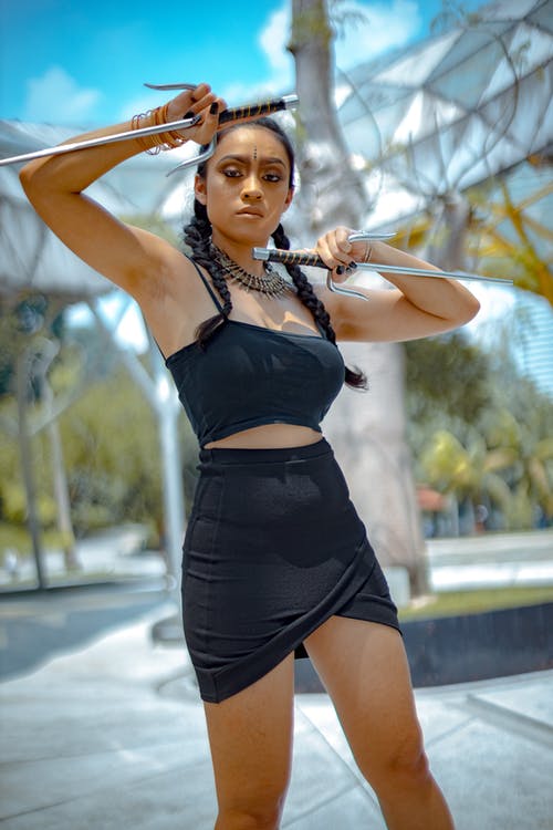 女人抱着两把剑 · 免费素材图片