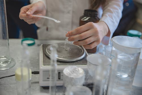 有关化学, 实验室设备, 手的免费素材图片