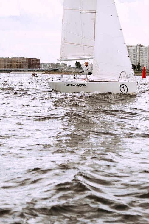 海上白色帆船 · 免费素材图片