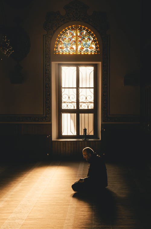 跪在祈祷的人 · 免费素材图片