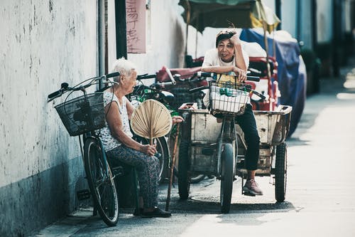 墙边的人骑自行车 · 免费素材图片